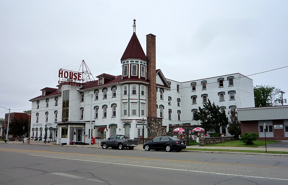Backdraft at Historic Hotel Fire in Escanaba (USA)