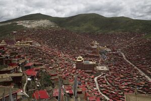 https://en.wikipedia.org/wiki/Larung_Gar#/media/File:Larung_Gar_(Setta,_Sedda),_Sichuan_(22106949845).jpg