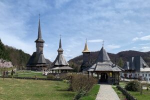 960px-Bârsana_Monastery,_Maramureș,_Romania_(2023)_-_IMG_00_(cropped)