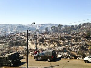 960px-Cerro_incendiado_en_Valparaiso_abril_de_2014